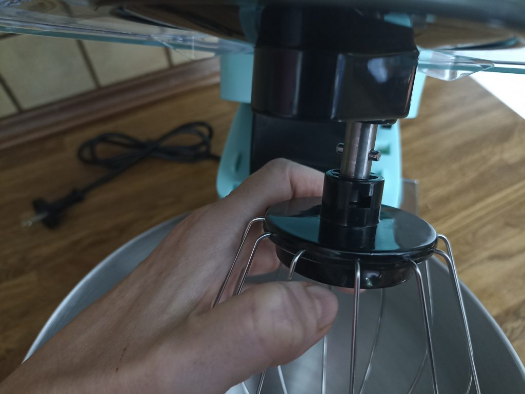 Clatronic KM 3711 Küchenmaschine, Schneebesen montieren