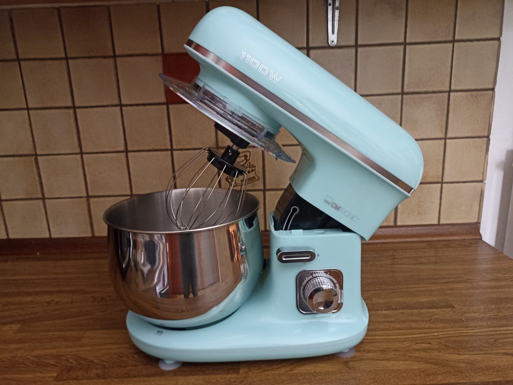 Clatronic KM 3711 Küchenmaschine, hochgeklappt mit Aufsatz