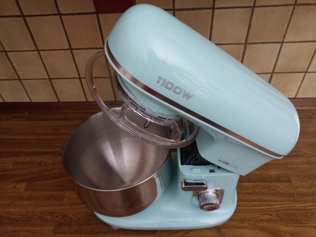 Clatronic KM 3711 Küchenmaschine, hochgeklappt ohne Aufsatz