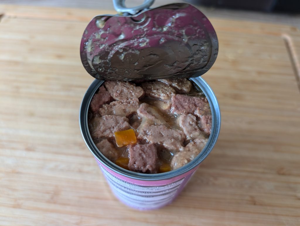 Edeka Feine Mahlzeit mit Lamm, Huhn, Nudeln & Karotten Dose geöffnet