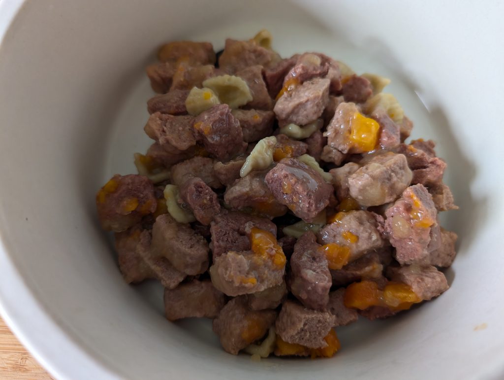 Edeka Feine Mahlzeit mit Lamm, Huhn, Nudeln & Karotten im Napf