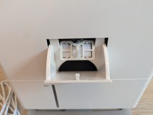 Geöffnetes Aromafach des Stadler Form Oskar Luftbefeuchters