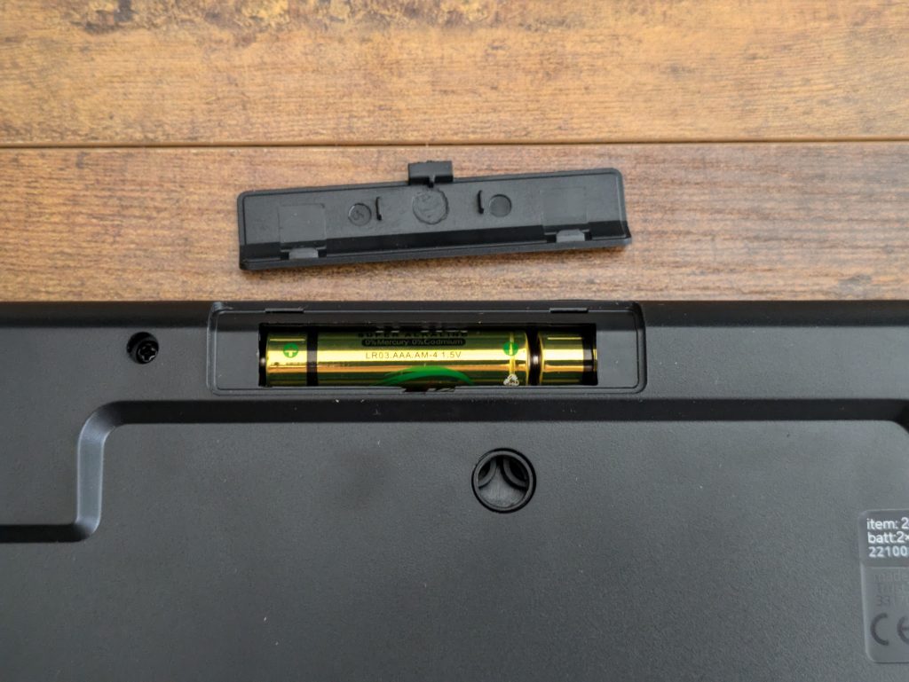 Geöffnetes Batteriefach der Trust Ymo Tastatur