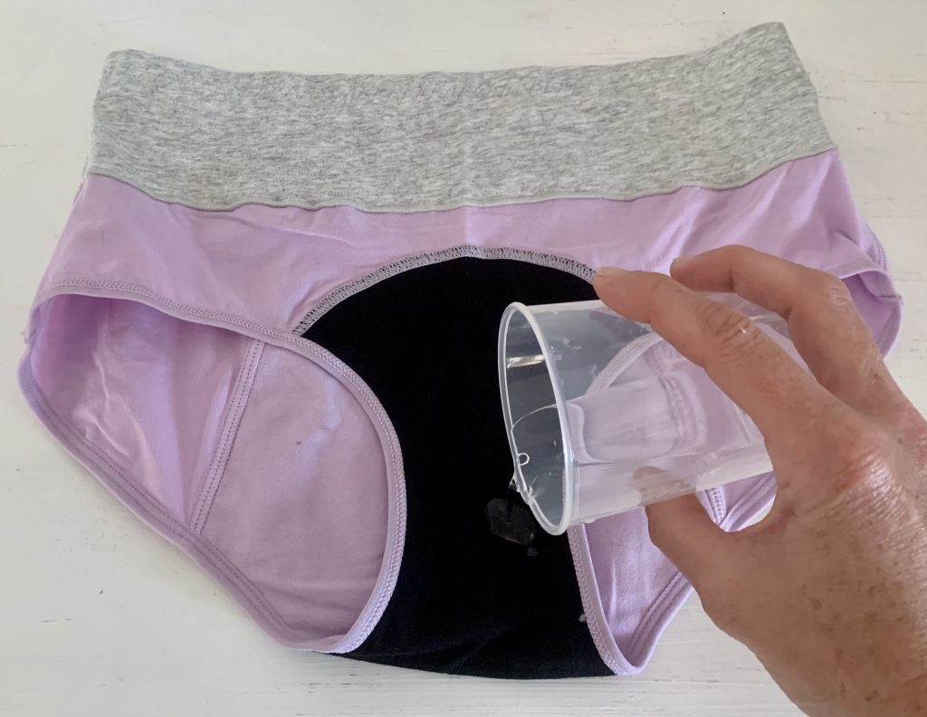 INNERSY-Periodenunterwäsche Wasser-Test mit 10 Millilitern