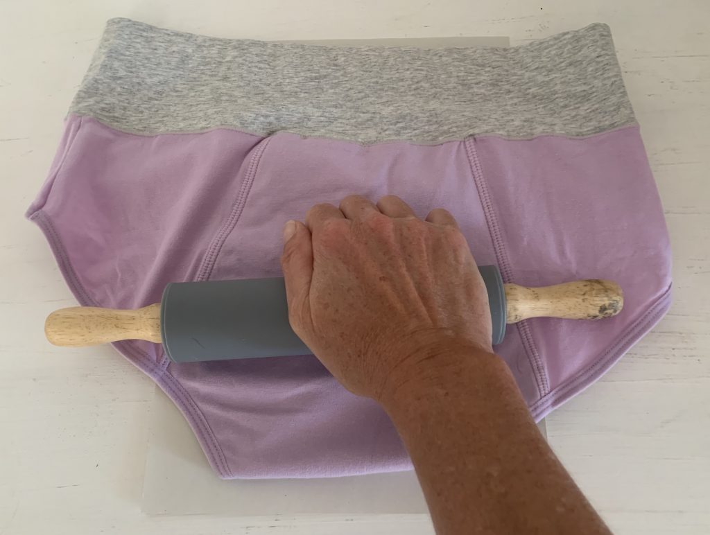 INNERSY-Periodenunterwäsche Wassertest auf Blatt Papier