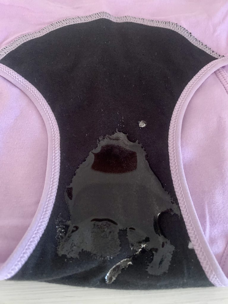 INNERSY-Periodenunterwäsche innere Saugfläche nach dem Wassertest