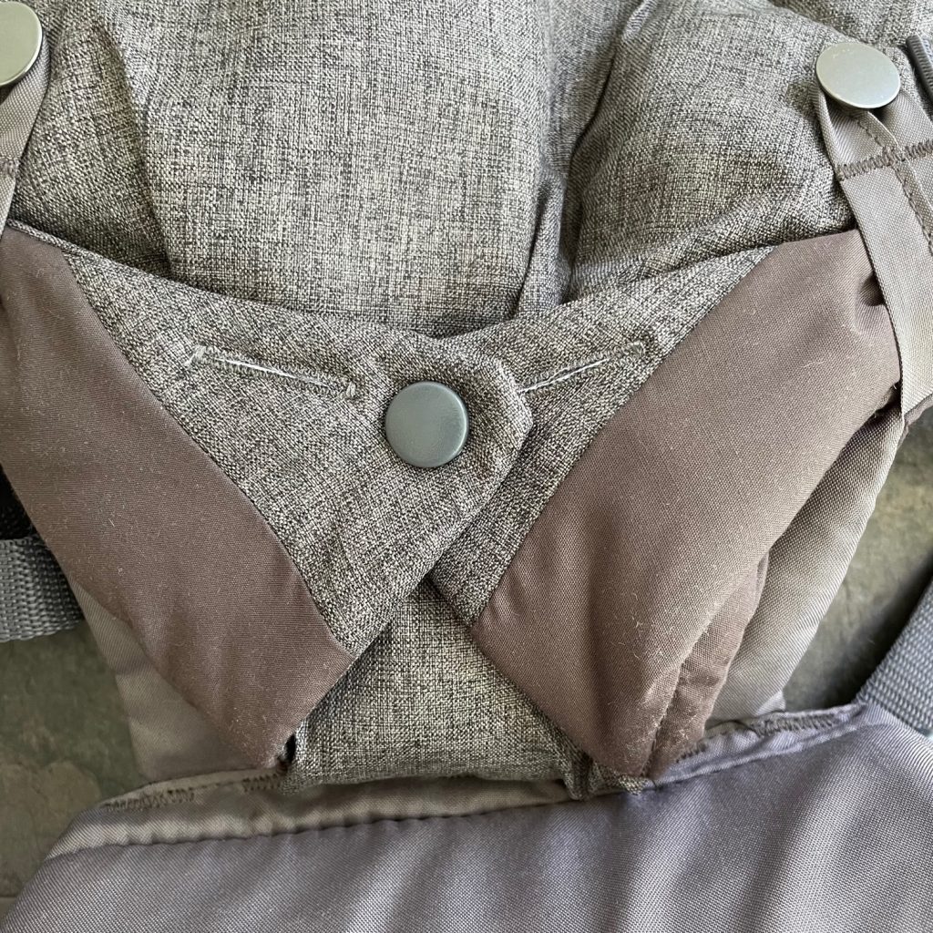 Infantino Flip Advanced Babytrage Knopfverschluss