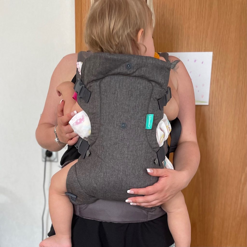 Infantino Flip Advanced Babytrage mit Kleinkind