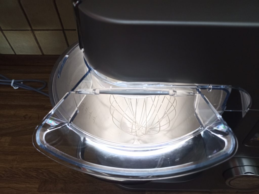 Kenwood Titanium Chef Patissier XL Küchenmaschine, Blick in die Rührschüssel mit Licht