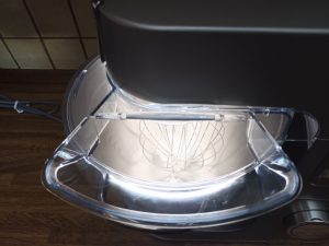 Kenwood Titanium Chef Patissier XL Küchenmaschine, Blick in die Rührschüssel mit Licht