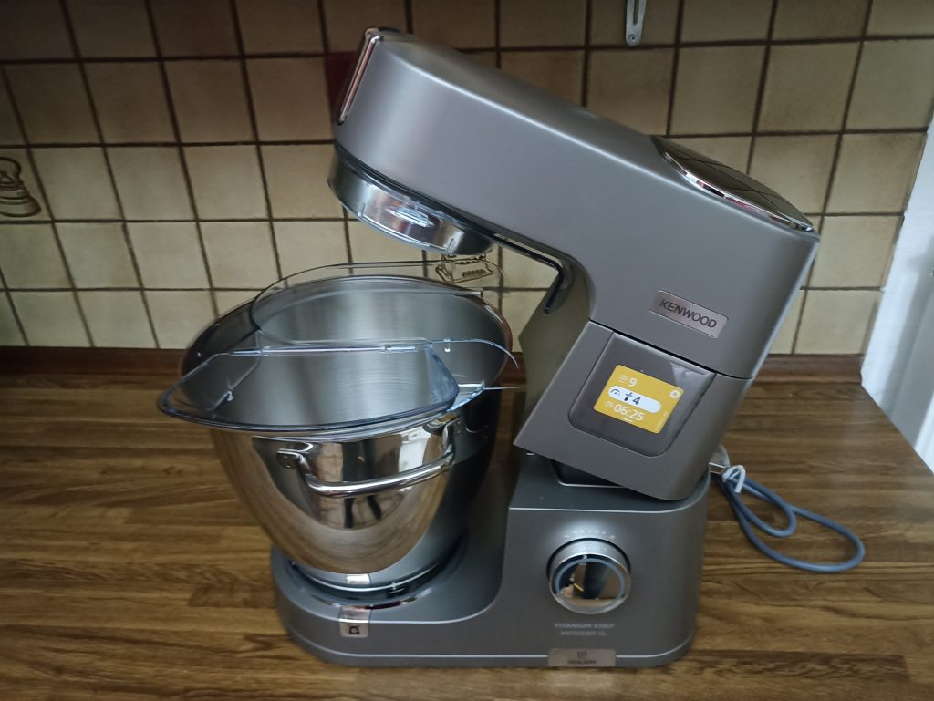 Kenwood Titanium Chef Patissier XL Küchenmaschine, Gerät runtergeklapptXL Küchenmaschine, Gerät hochgeklappt