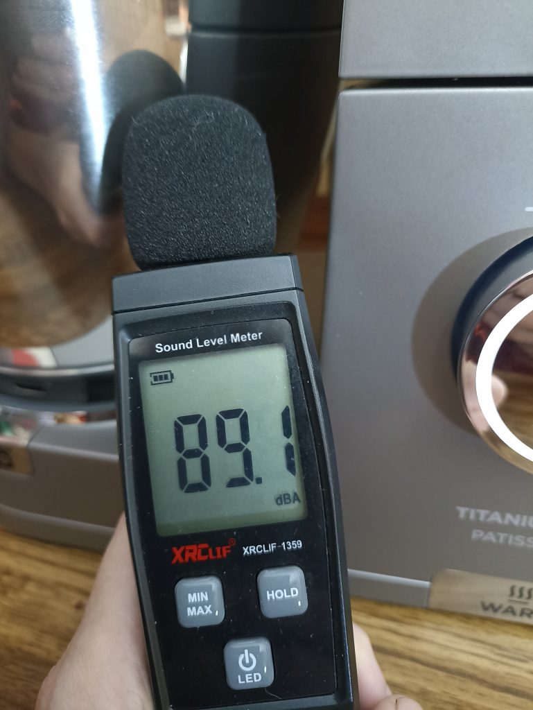 Kenwood Titanium Chef Patissier XL Küchenmaschine, Messen der Lautstärke in Dezibel