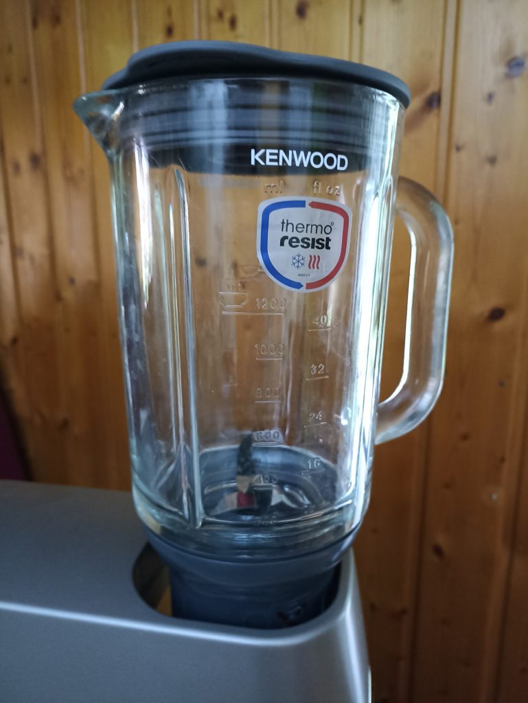 Kenwood Titanium Chef Patissier XL Küchenmaschine, Standmixeraufsatz installiert