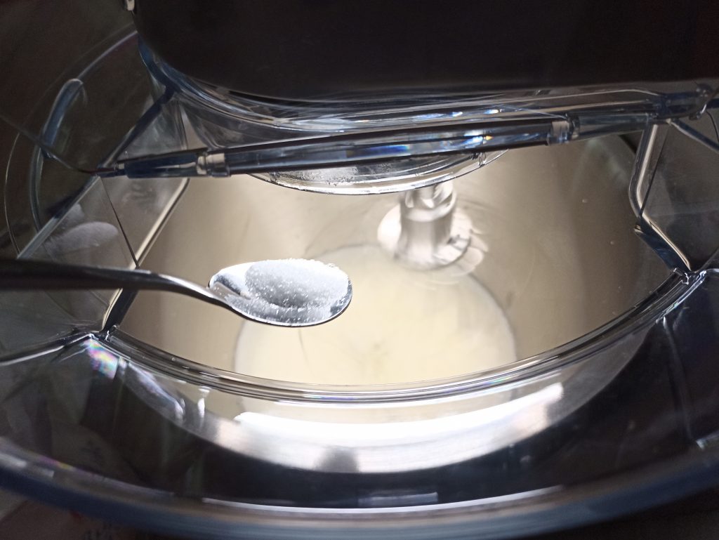 Kenwood Titanium Chef Patissier XL Küchenmaschine, Zucker einfüllen während Sahneschlagen