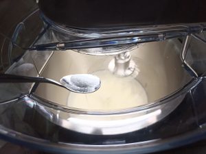 Kenwood Titanium Chef Patissier XL Küchenmaschine, Zucker einfüllen während Sahneschlagen
