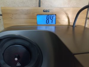 Kenwood Titanium Chef Patissier XL Küchenmaschine, auf der Waage