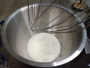 Kenwood Titanium Chef Patissier XL Küchenmaschine, flüssige Sahne in der Schüssel