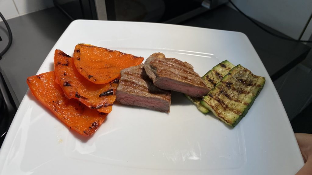 Klamer-Kontaktgrill Nahaufnahme gegrilltes Fleisch und Gemüse