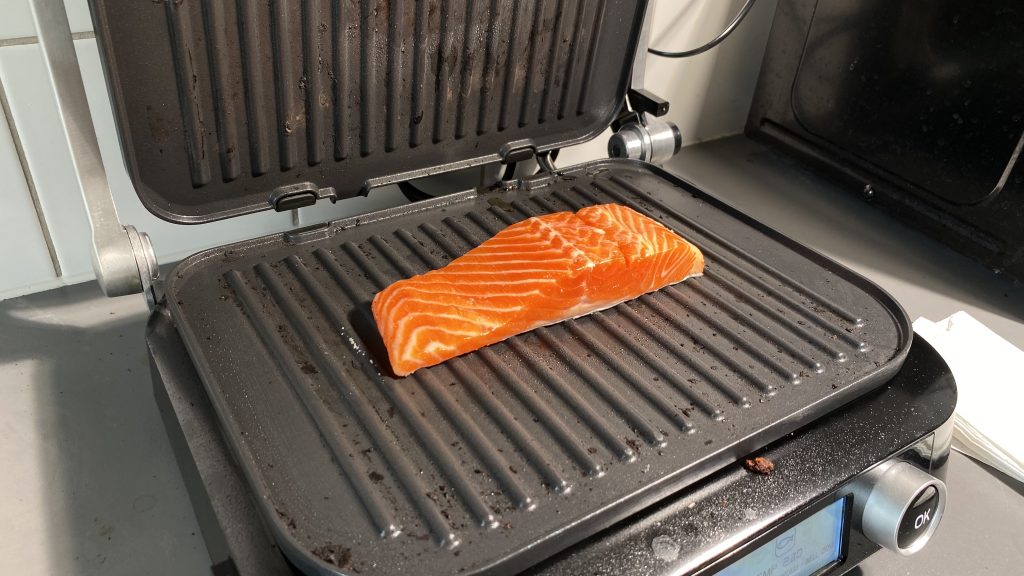 Klamer-Kontaktgrill beim Grillen von Lachsfilet