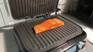 Klamer-Kontaktgrill beim Grillen von Lachsfilet