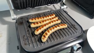 Klamer-Kontaktgrill gegrillte Würstchen
