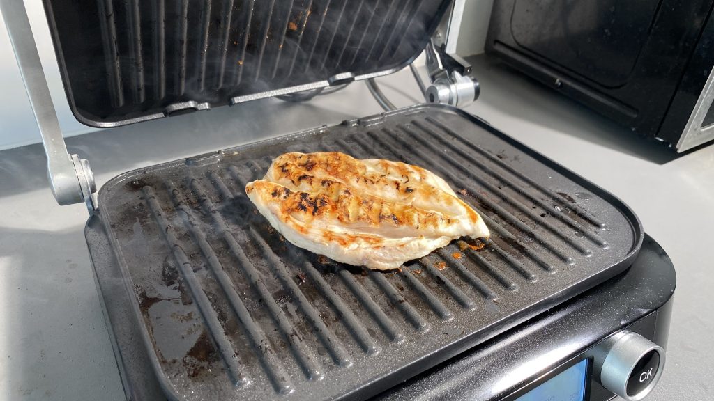 Klamer-Kontaktgrill gegrilltes Hühnerfilet nach verlängerter Grillzeit
