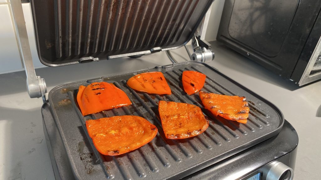 Klamer-Kontaktgrill mit gegrillter Paprika