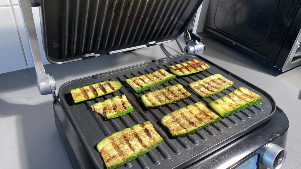Klamer-Kontaktgrill mit gegrillten Zucchinischeiben