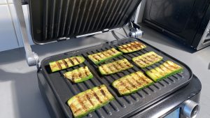 Klamer-Kontaktgrill mit gegrillten Zucchinischeiben