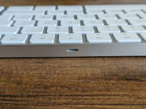 Ladeanschluss der Apple Magic Tastatur