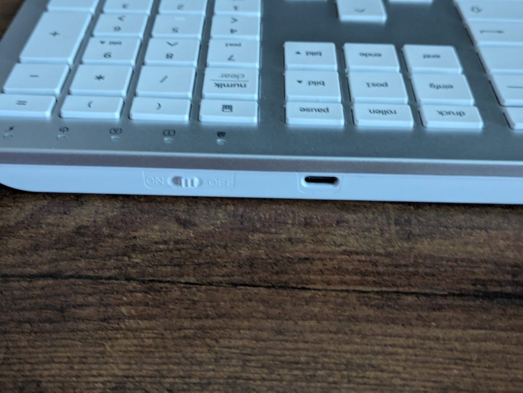 Ladeanschluss der iClever GK08 Tastatur