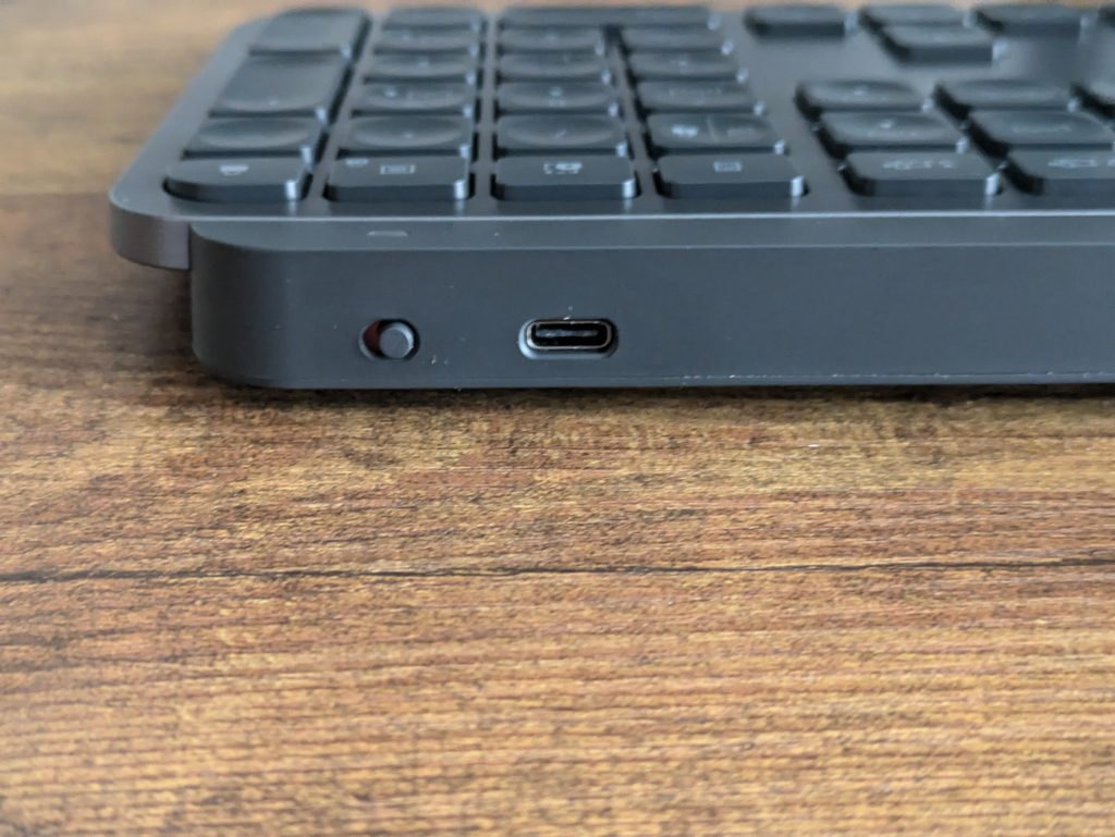 Logitech MX Keys S Tastatur von hinten in der Nahansicht