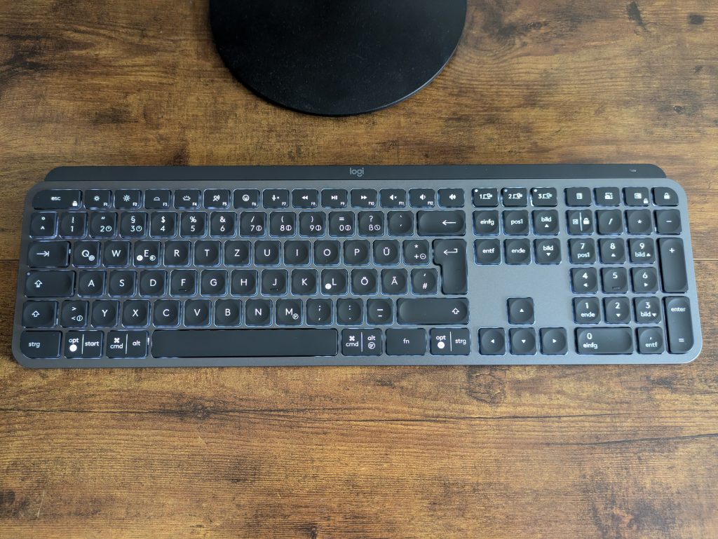 Logitech MX Keys S Tastatur von vorne mit Beleuchtung