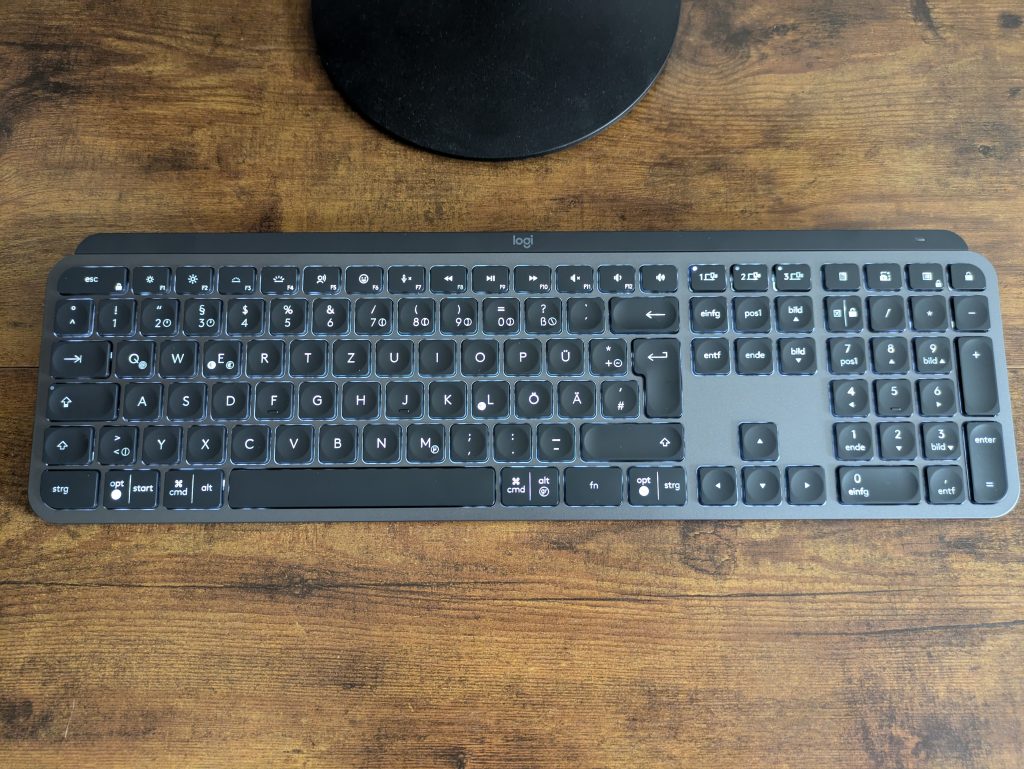 Logitech MX Keys S Tastatur von vorne mit Beleuchtung (2)
