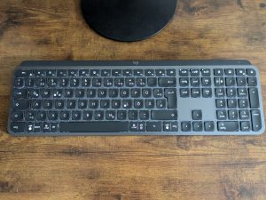 Logitech MX Keys S Tastatur von vorne mit Beleuchtung (2)