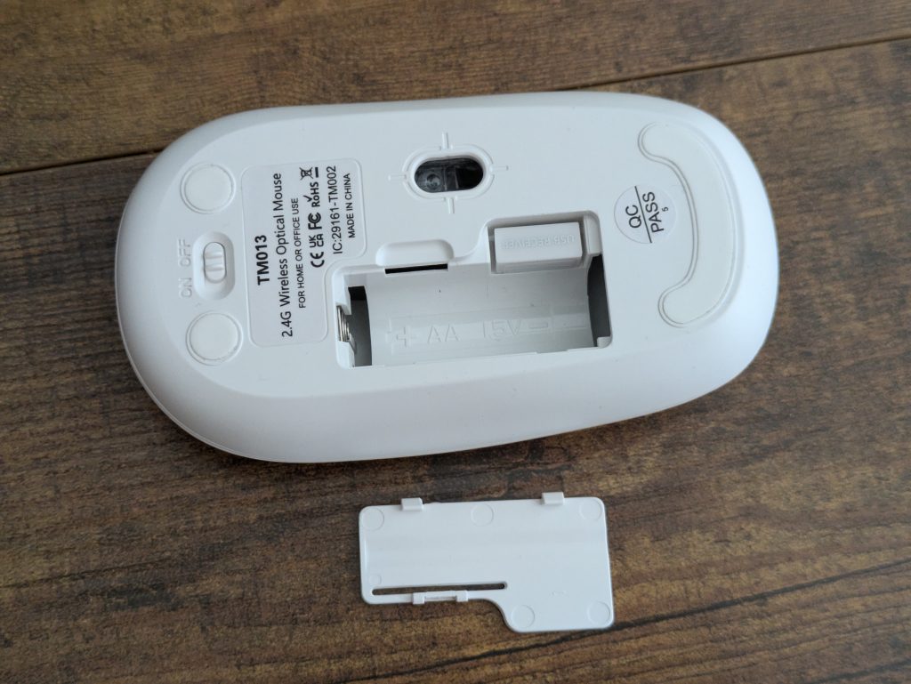 Maus der Cimetech KF10 Tastatur von unten geöffnet