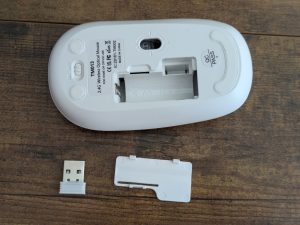 Maus der Cimetech KF10 Tastatur von unten mit Dongle