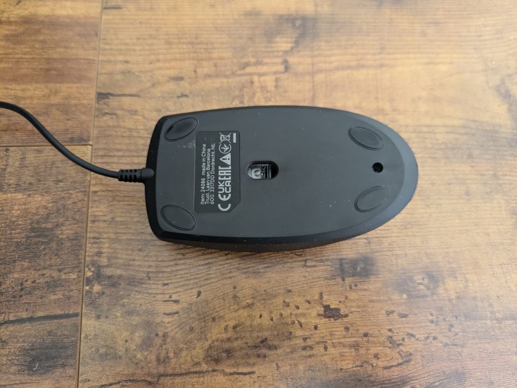 Maus der Trust Taro Tastatur von unten