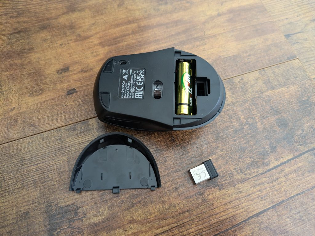 Maus der Trust Ymo Tastatur von unten mit Batterien und Dongle