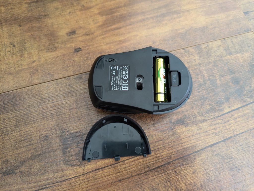 Maus der Trust Ymo Tastatur von unten mit geöffneten Fach