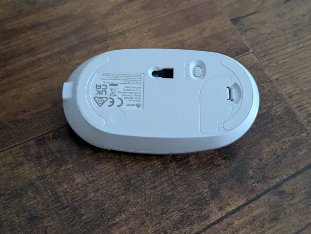Maus der iClever GK08 Tastatur von unten