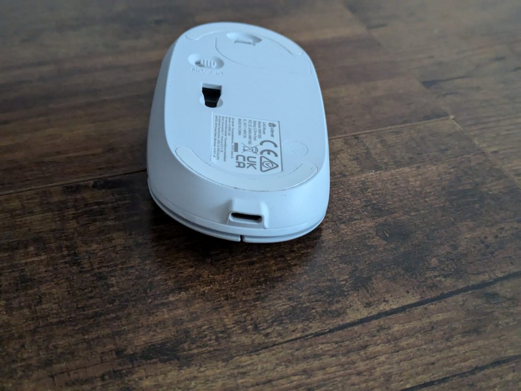 Maus der iClever GK08 Tastatur von vorne