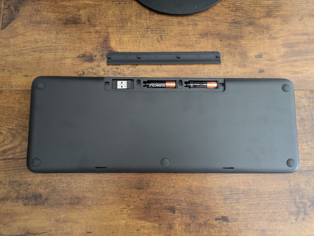 Microsoft All-in-One Media Tastatur von unten mit geöffneten Batteriefach