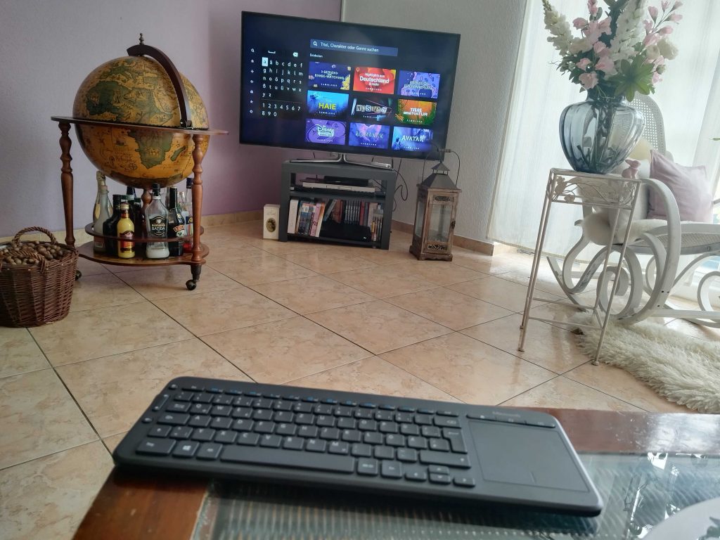 Microsoft All-in-One Tastatur am Fernseher