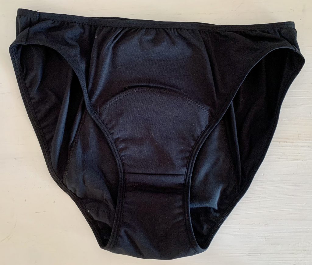 Neione by Intimate Portal Periodenunterschwäsche in Schwarz von vorne