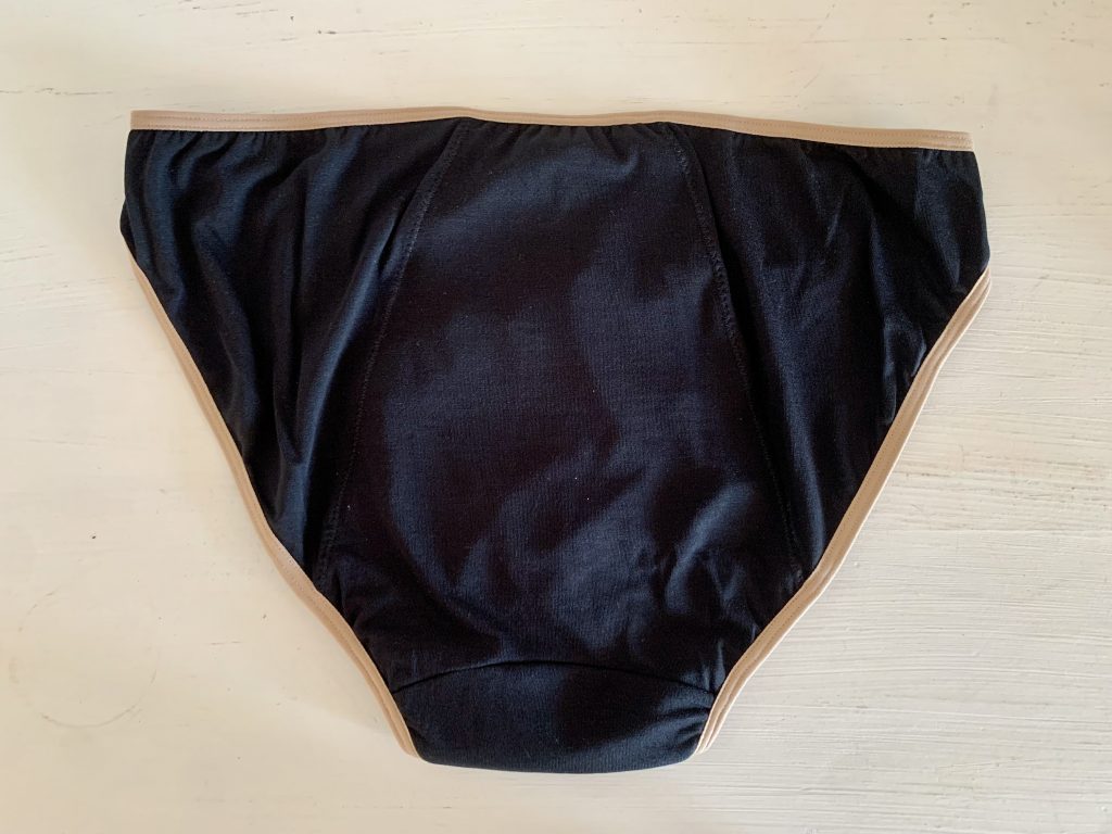 Neione by Intimate Portal Periodenunterschwäsche schwarz/beiges Modell von hinten