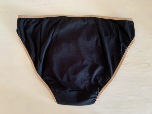 Neione by Intimate Portal Periodenunterschwäsche schwarz/beiges Modell von hinten