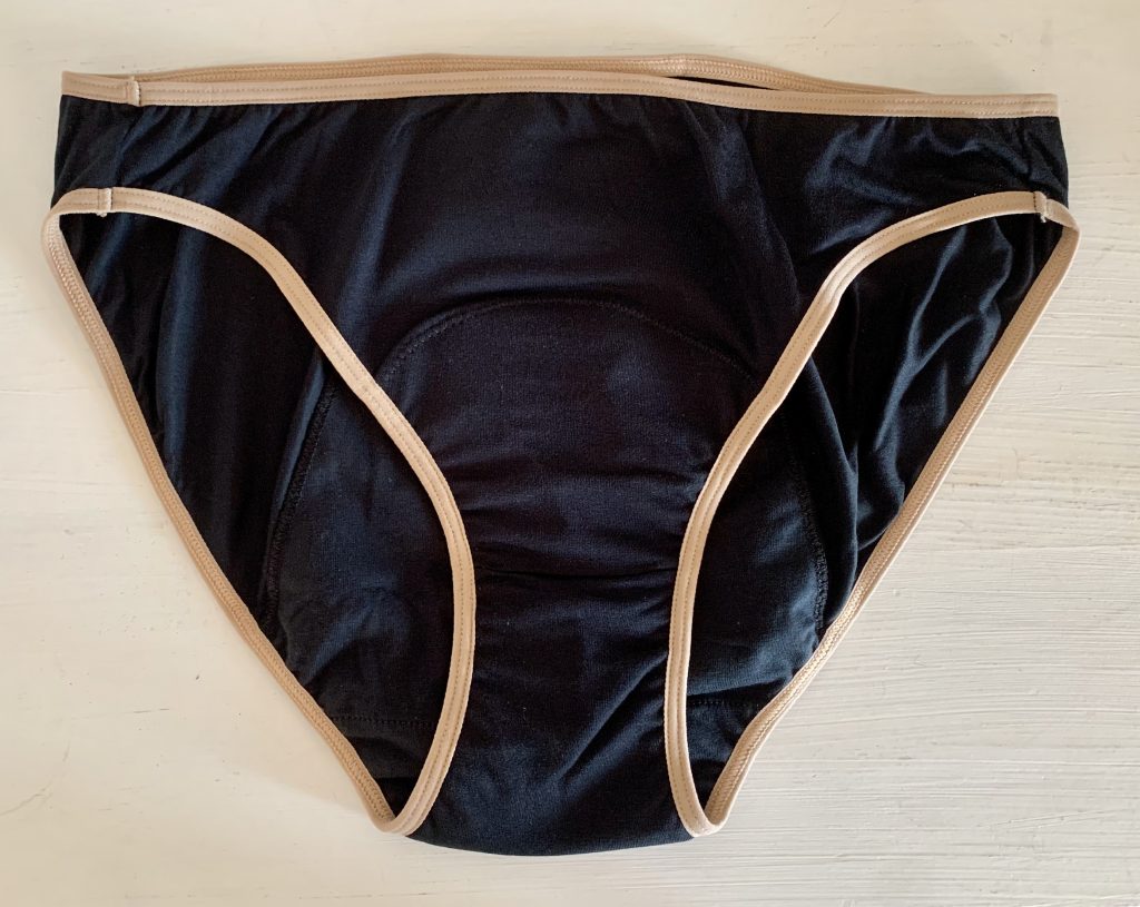 Neione by Intimate Portal Periodenunterschwäsche schwarz/beiges Modell von vorne