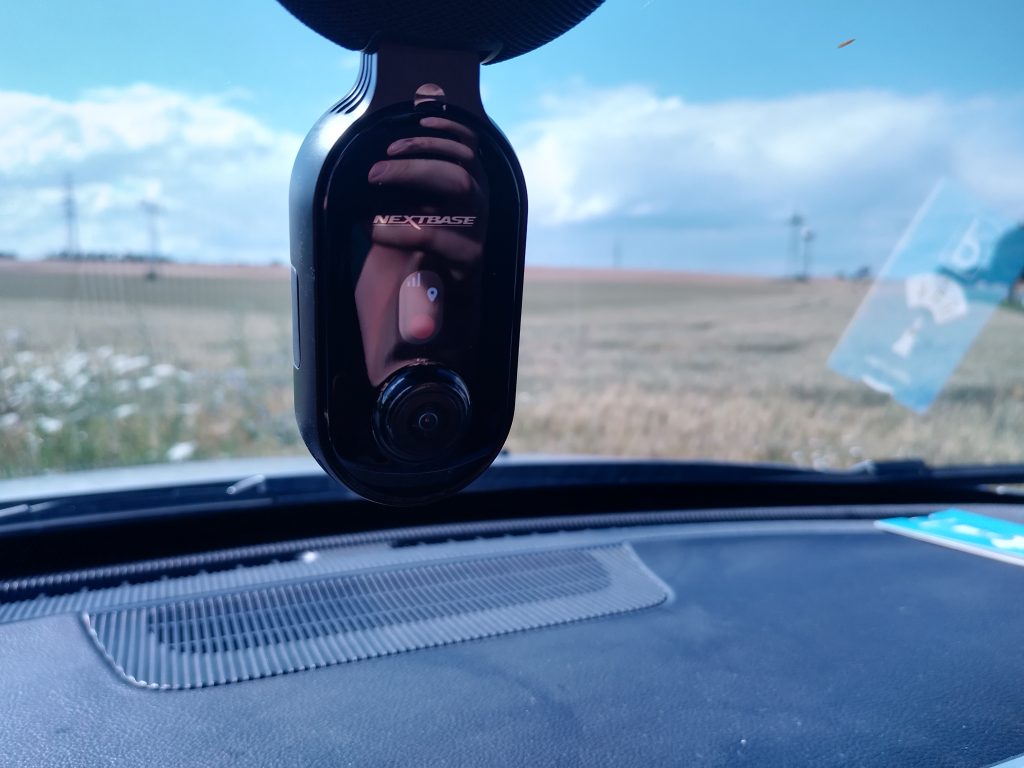Nextbase-IQ-Dashcam-montiert-in-der-Nahansicht