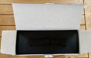 Remington AS8606 Warmluftbürste im geöffneten Karton von oben